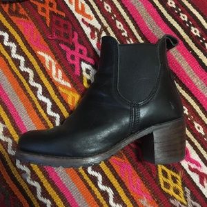 Frye Sabrina Chelsea Boot, size 7.5